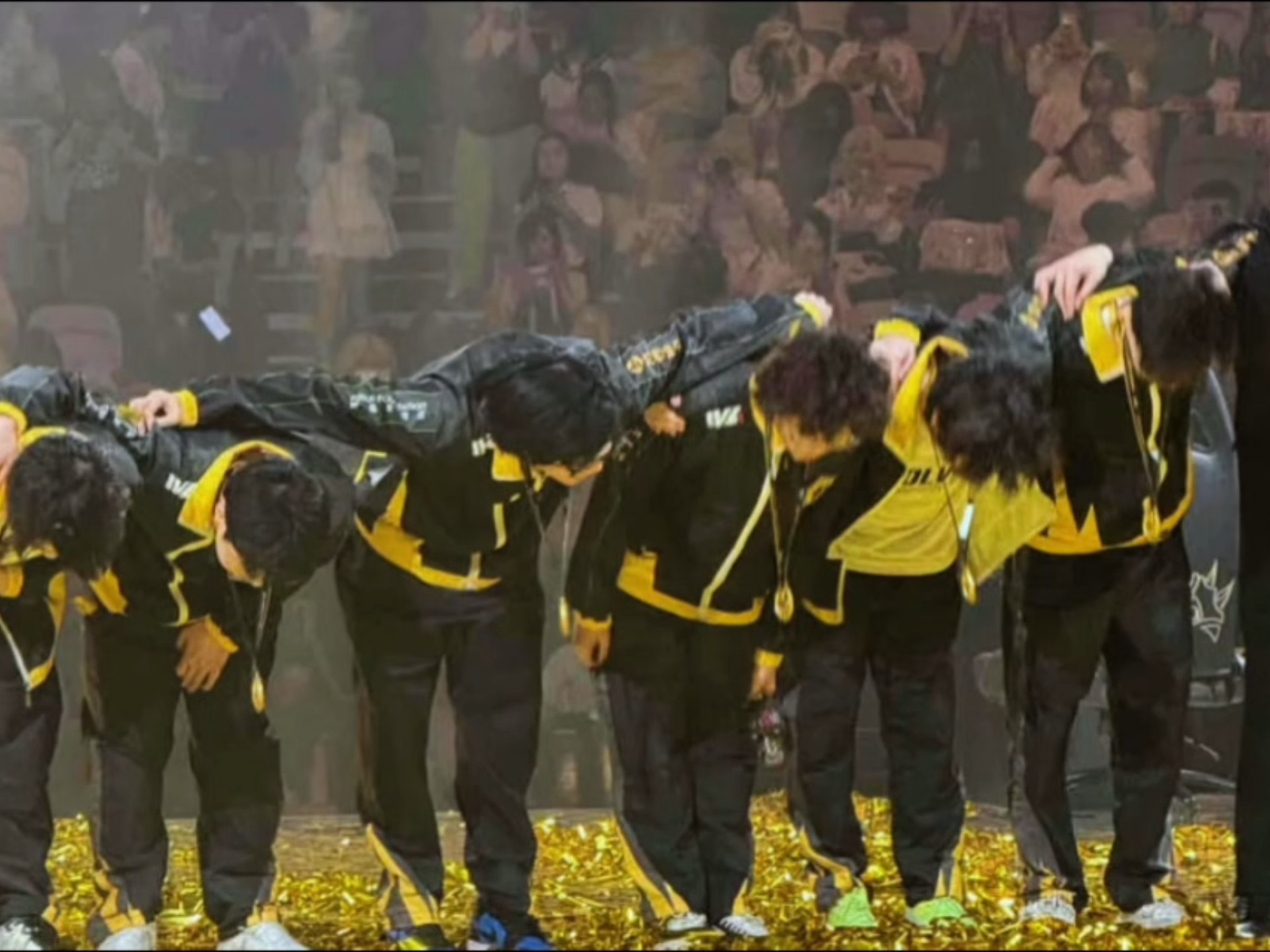 FLY轻取FPX，Zeus拿下关键大龙宿命之战成都决赛之夜，让粉丝疯狂欢呼