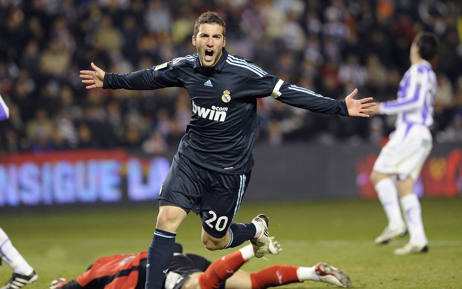 新王当立？文班亚马用一记封盖与三分，完成终极加冕